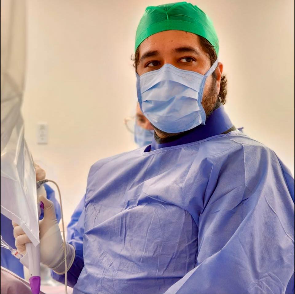 Dr. Miguel Ángel Sandoval Valle en quirófano